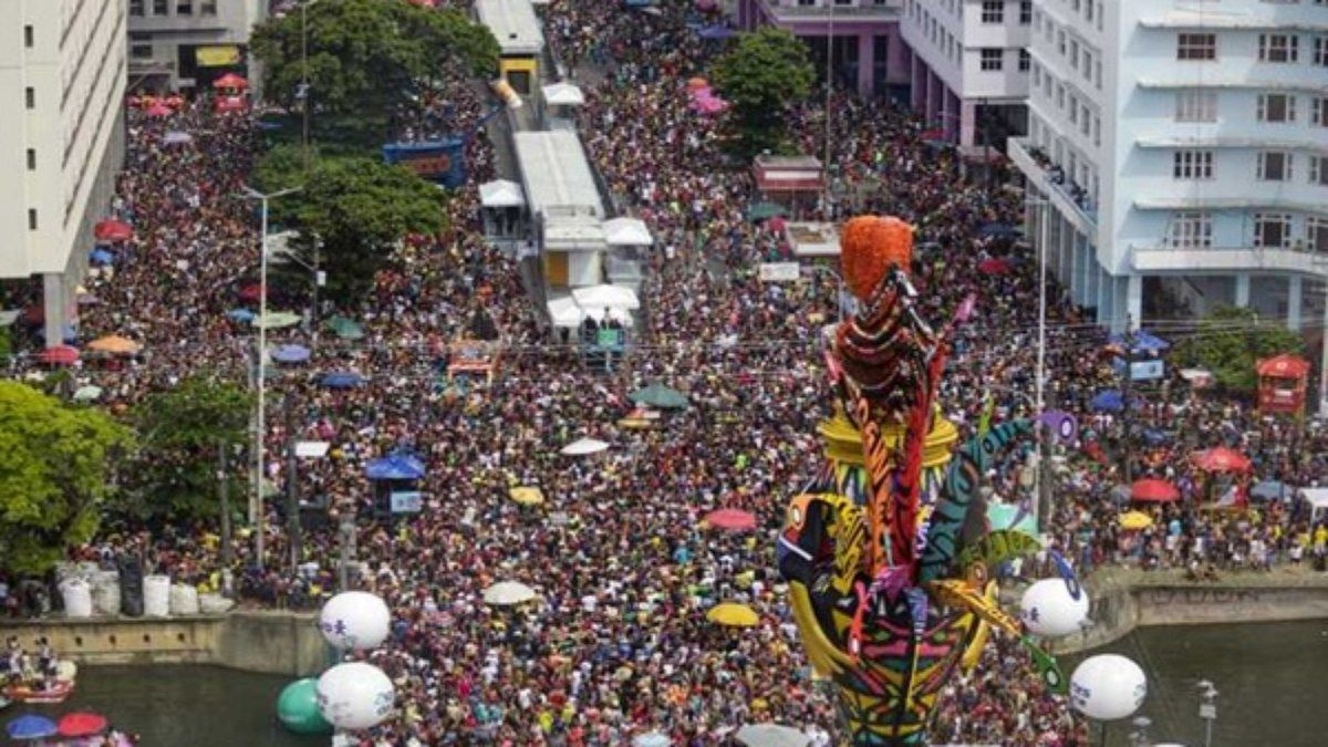 Carnaval terá alta temperatura e chance de chuva