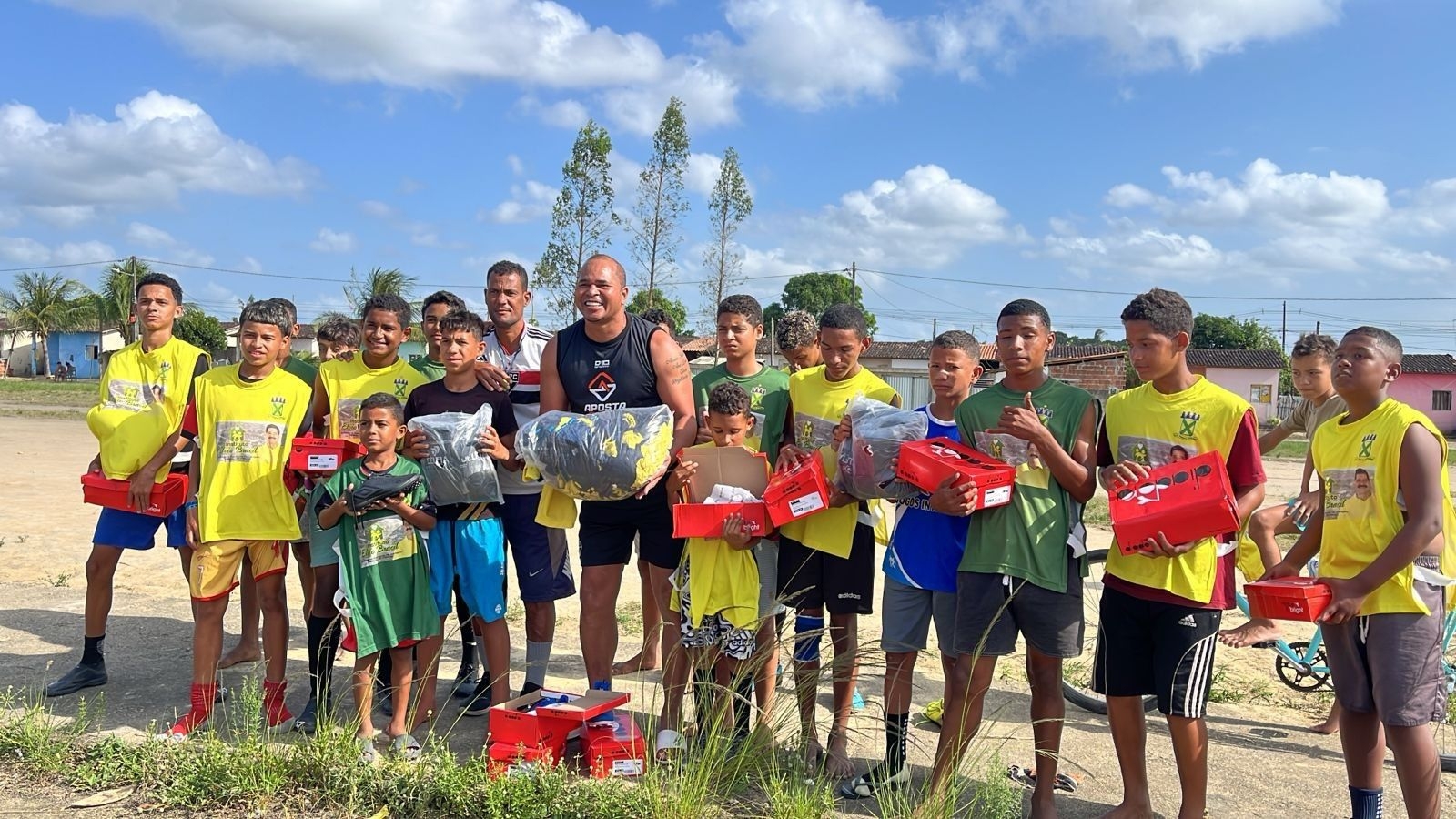 Aloísio faz surpresa para crianças em Atalaia com presentes