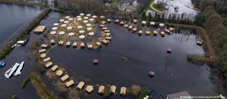 Chuva intensa inunda zoológico de animais exóticos na Alemanha