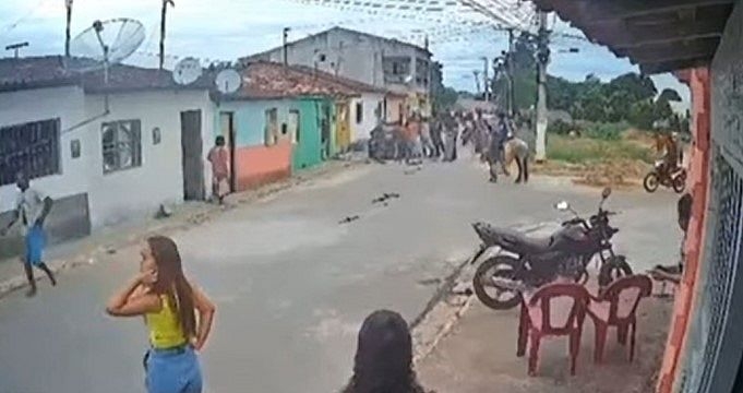 Vídeo: veículo atropela pessoas e animais durante cavalgada, em São Brás
