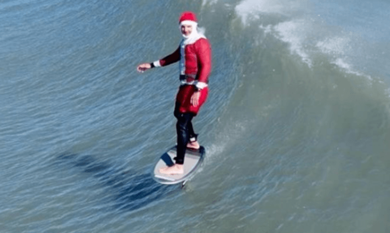 Surfistas fantasiados de Papai Noel lotam praia dos EUA; vídeo