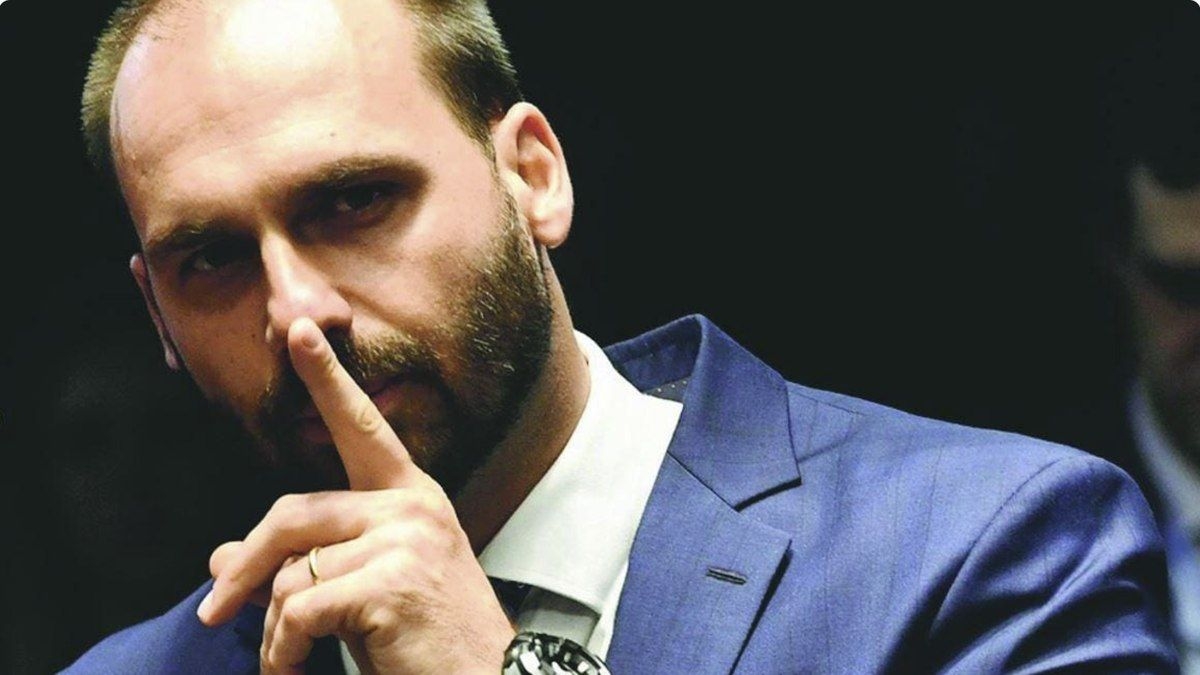 Eduardo Bolsonaro ignora citação e Moraes defende-o