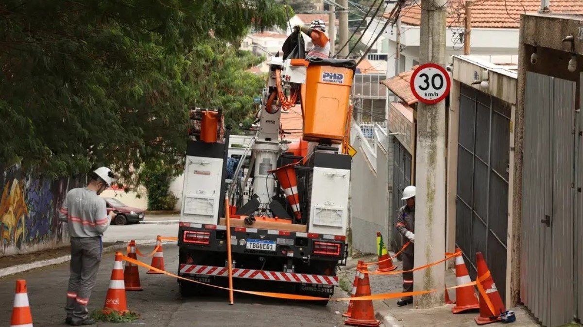 Tarcísio anuncia ação judicial contra a Enel em SP