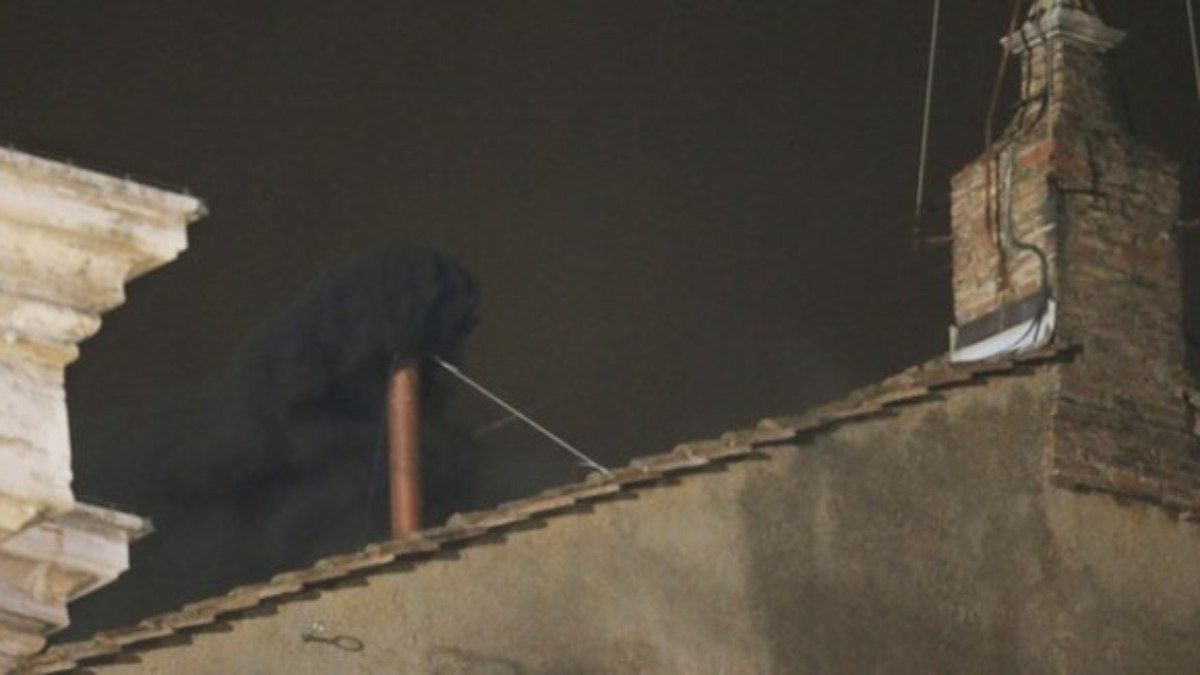 Fumaça preta no Vaticano indica que papa não foi eleito