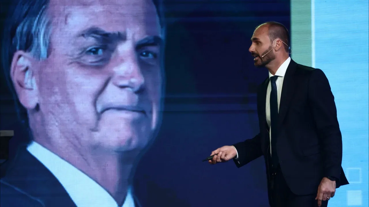 Eduardo Bolsonaro critica prisão domiciliar como impunidade