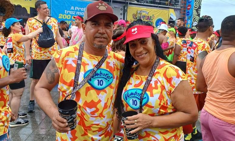 Foliões driblam chuvas e trovões para curtir 2º dia de carnaval em Salvador: "Não vai parar a gente"