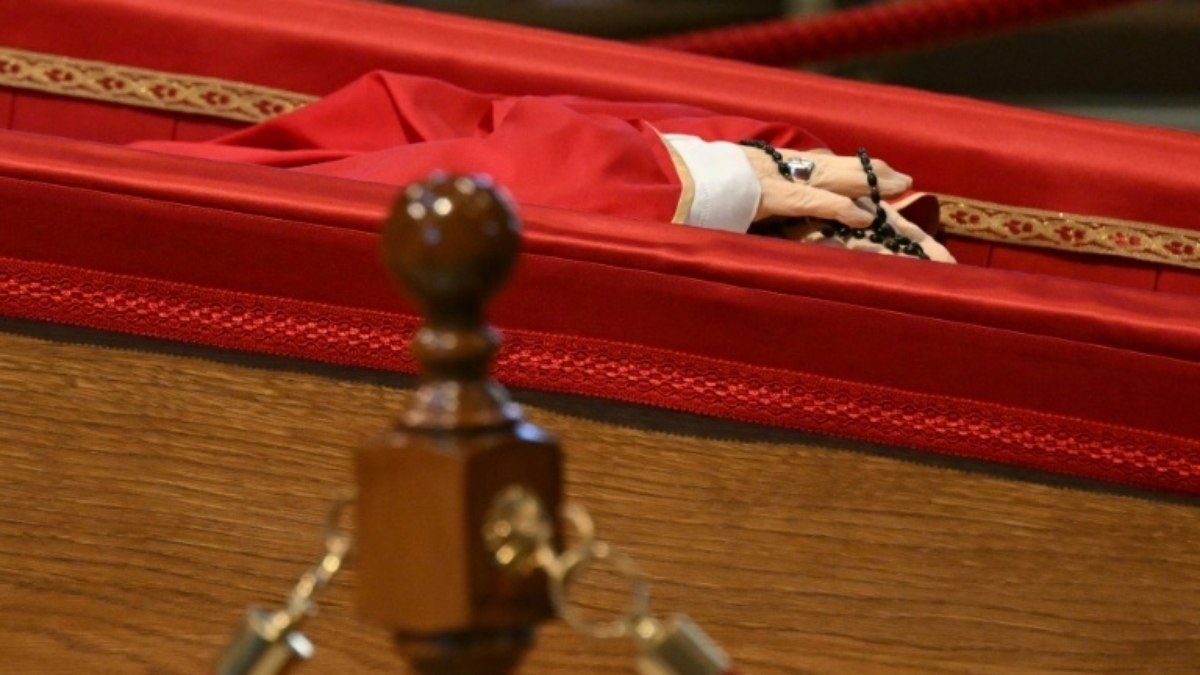 Fiéis se despedem do Papa Francisco na Basílica de São Pedro