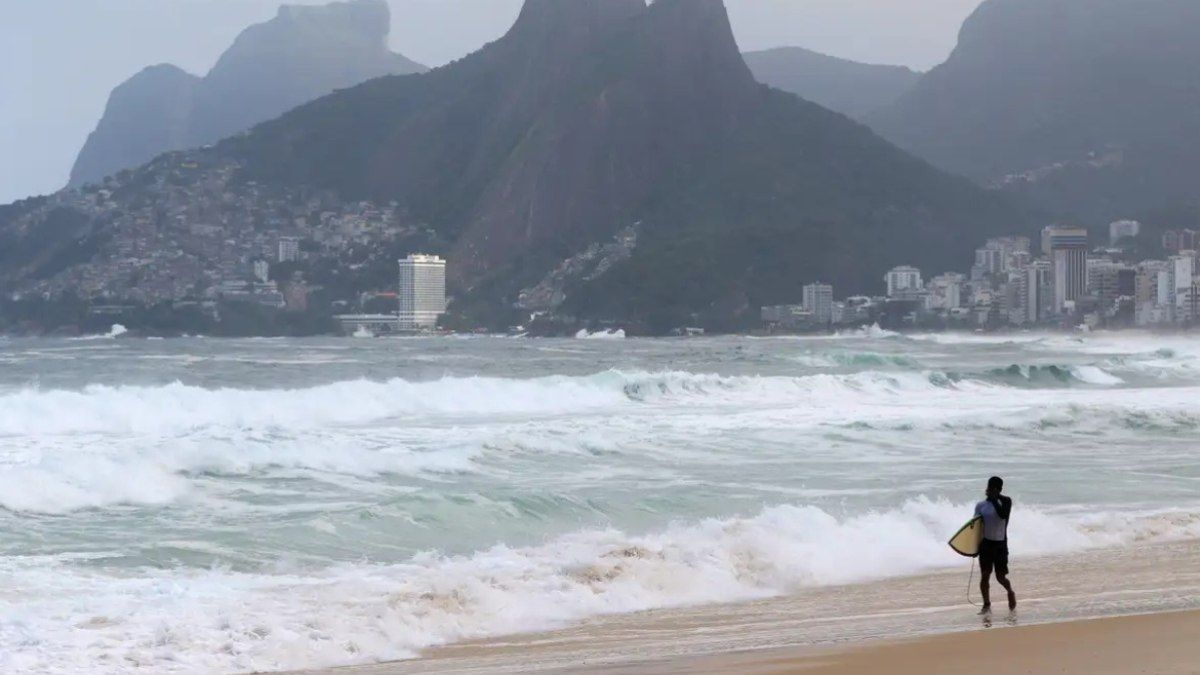 Ressaca provoca danos na orla do Rio de Janeiro