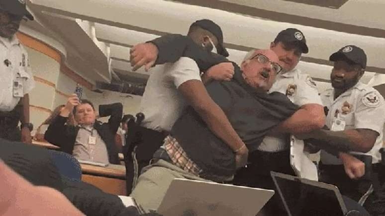 Jornalista é retirado de coletiva após chamar Blinken de 'criminoso' por defesa de Israel e mortes em Gaza