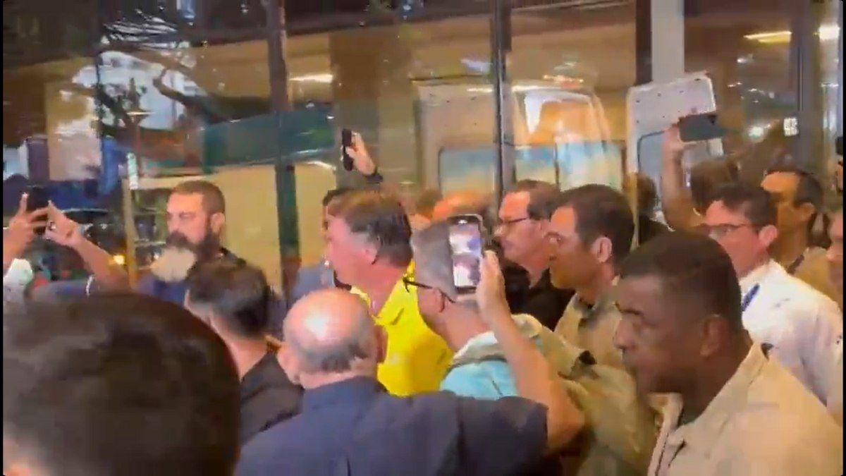 Bolsonaro deixa hospital em Natal e vai para Brasília