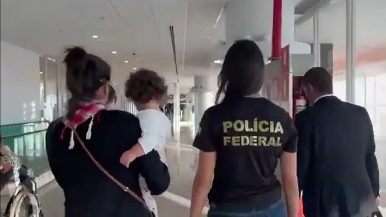 Bebê traficada é repatriada ao Brasil após resgate