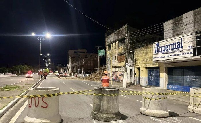 Maceió: Avenida da Paz tem trecho interditado após desabamento de prédio