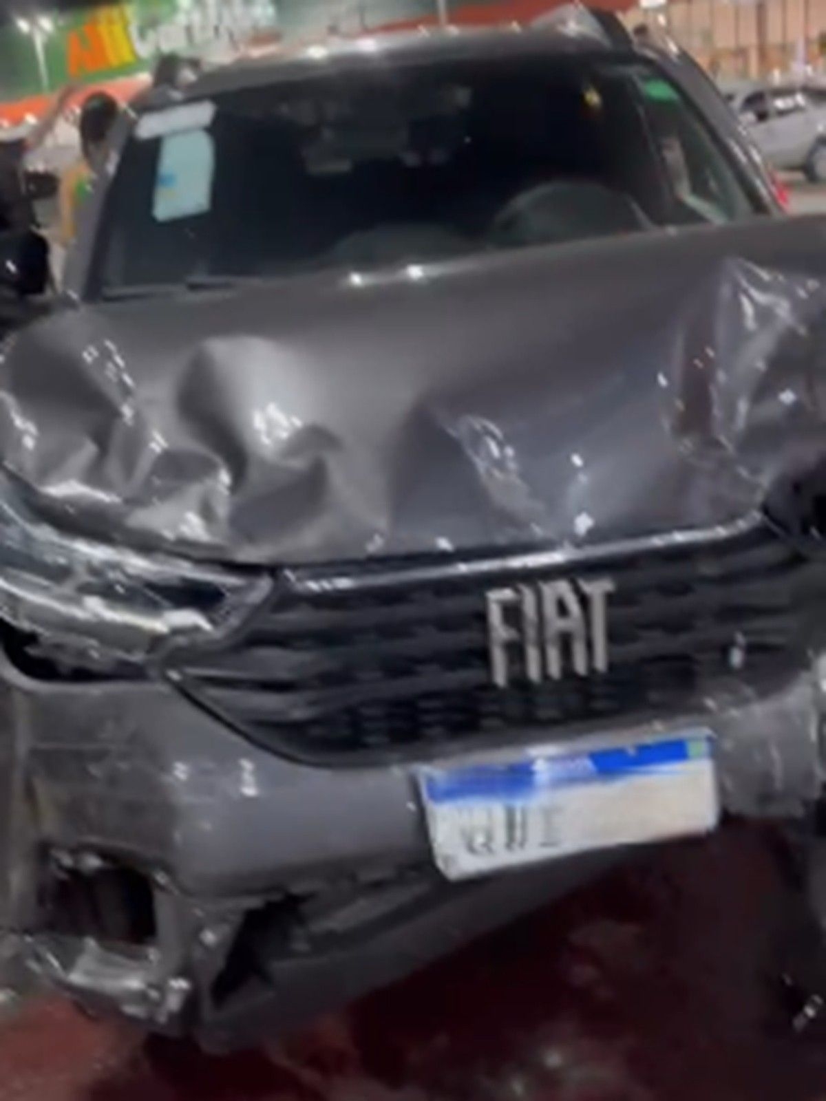 Motorista embriagado provoca acidente com seis carros em estacionamentos