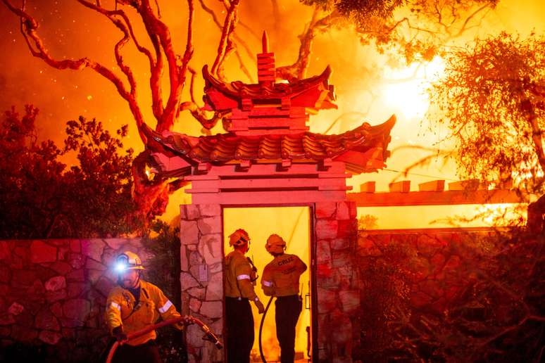 Los Angeles já tem 24 mortes confirmadas em decorrência dos incêndios florestais