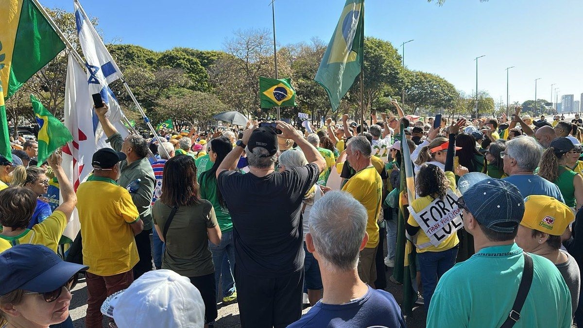 Apoiadores de Bolsonaro realizam manifestação em Brasília