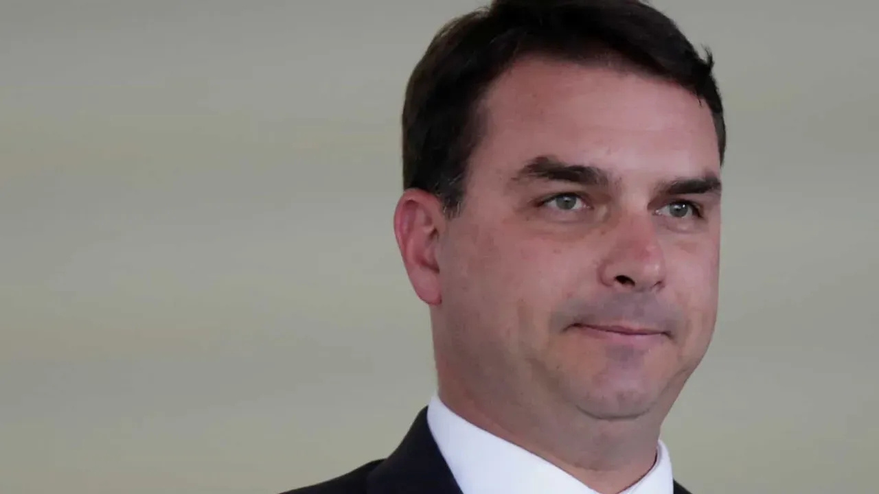 Flávio Bolsonaro critica articulação contra anistia e defende blindagem