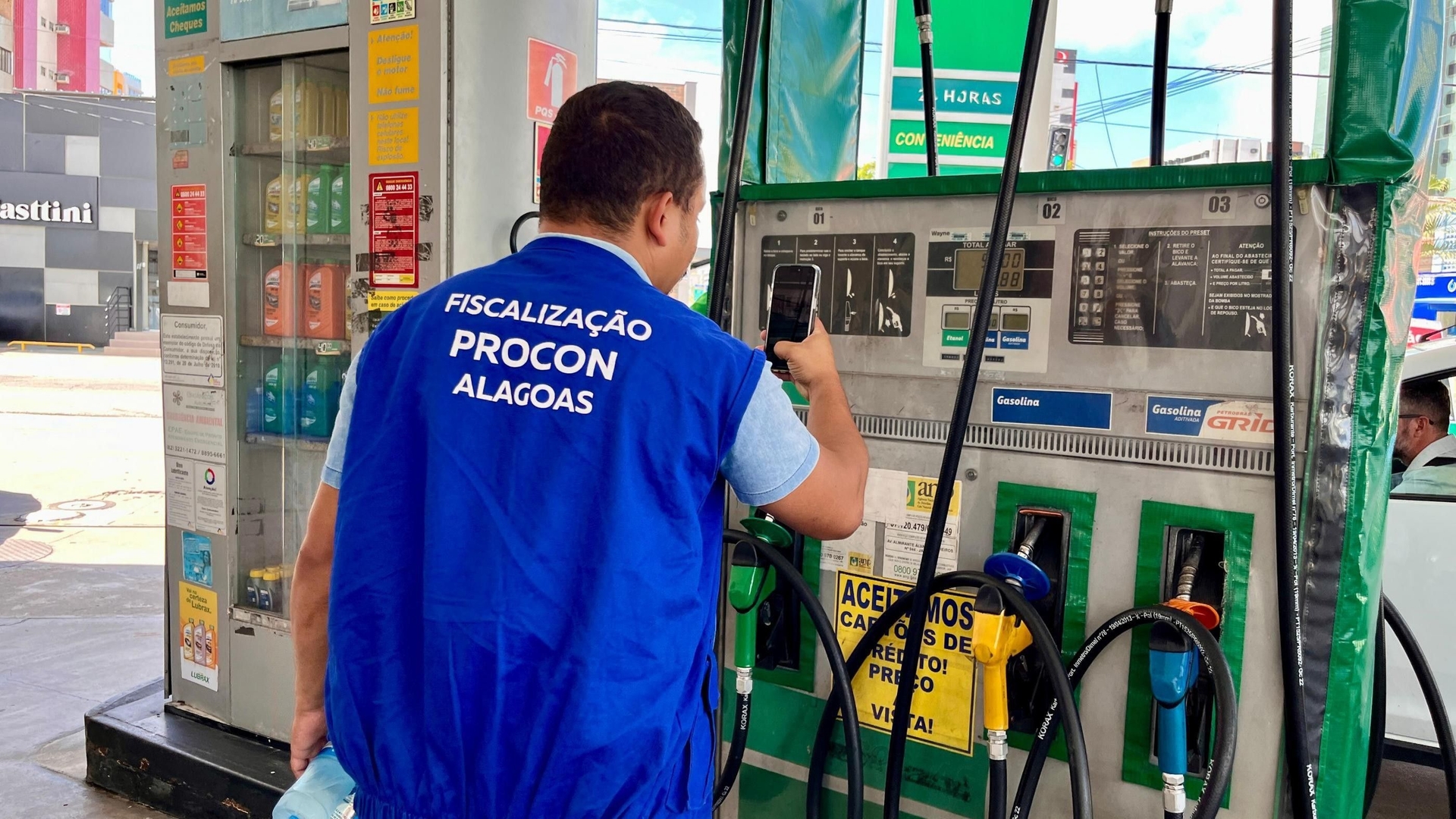 Gasolina em Alagoas cai para R$ 5,69 após fiscalização do Procon