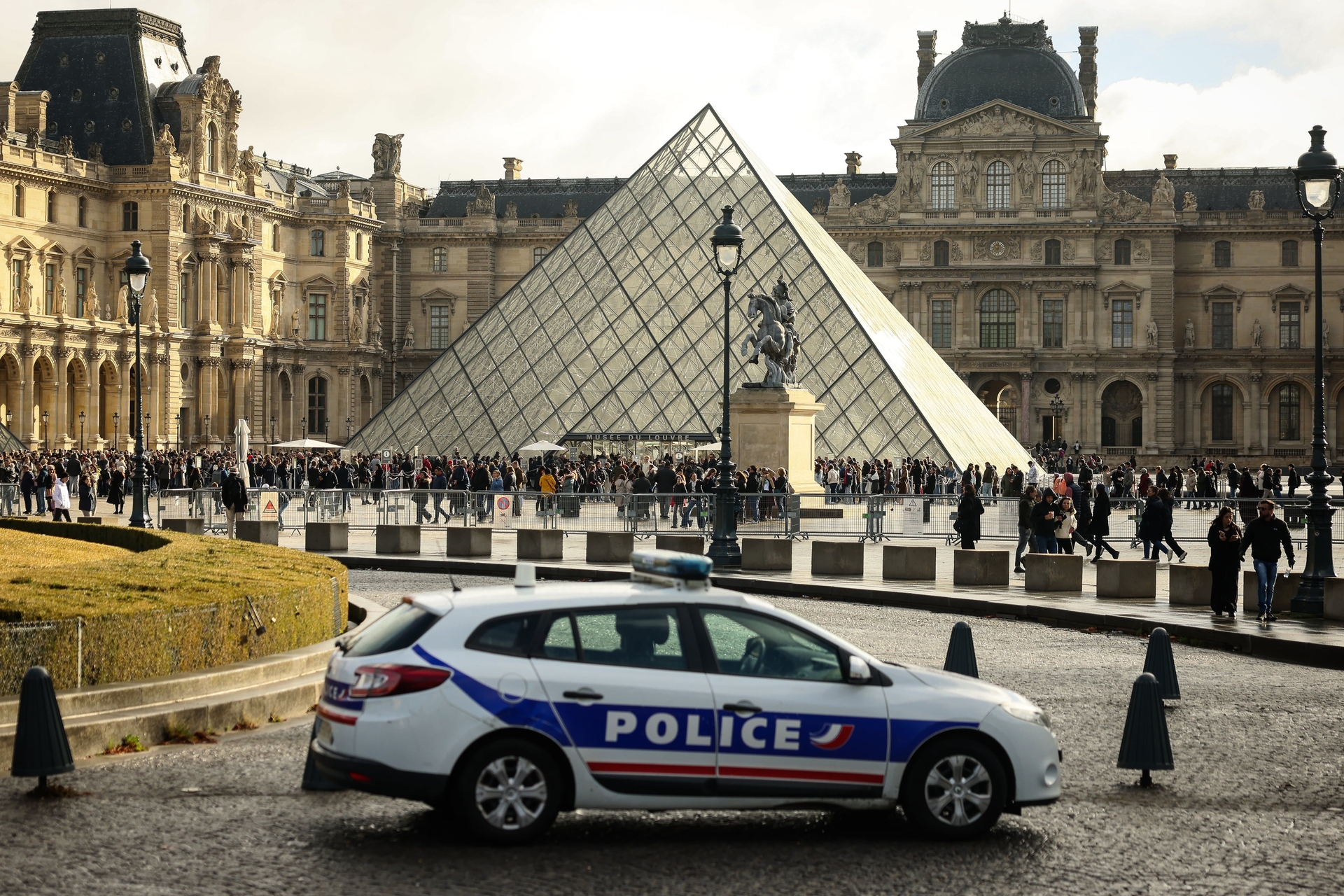 Roubo no Louvre Avança com Detenção de Suspeito