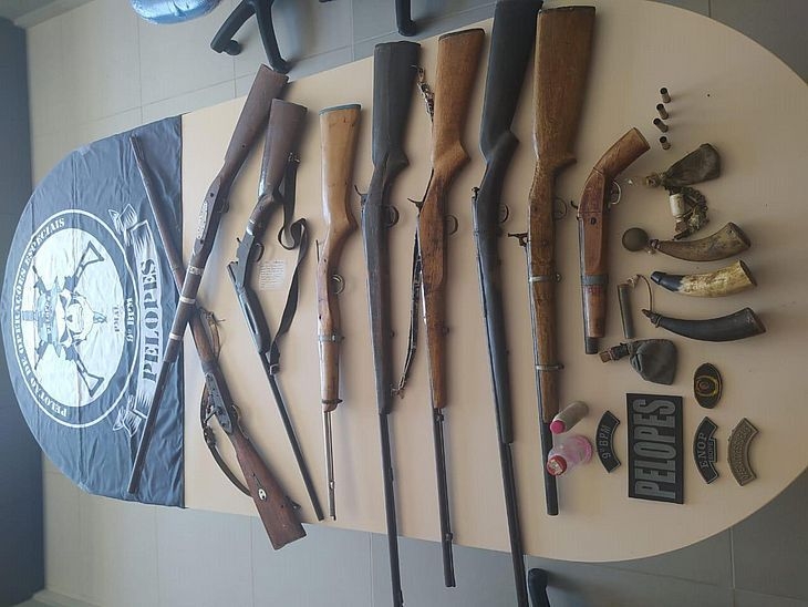 Três pessoas são presas e nove armas são apreendidas em operação policial no Sertão