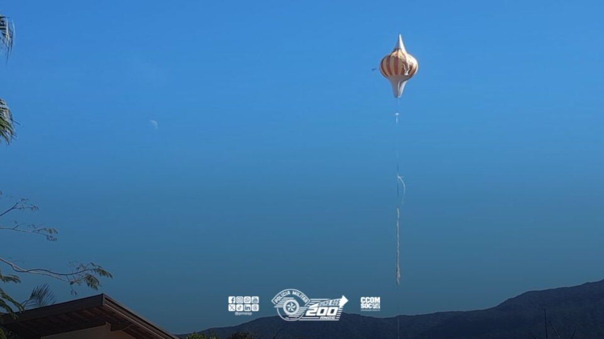 Balão de ar quente apreendido em Ubatuba