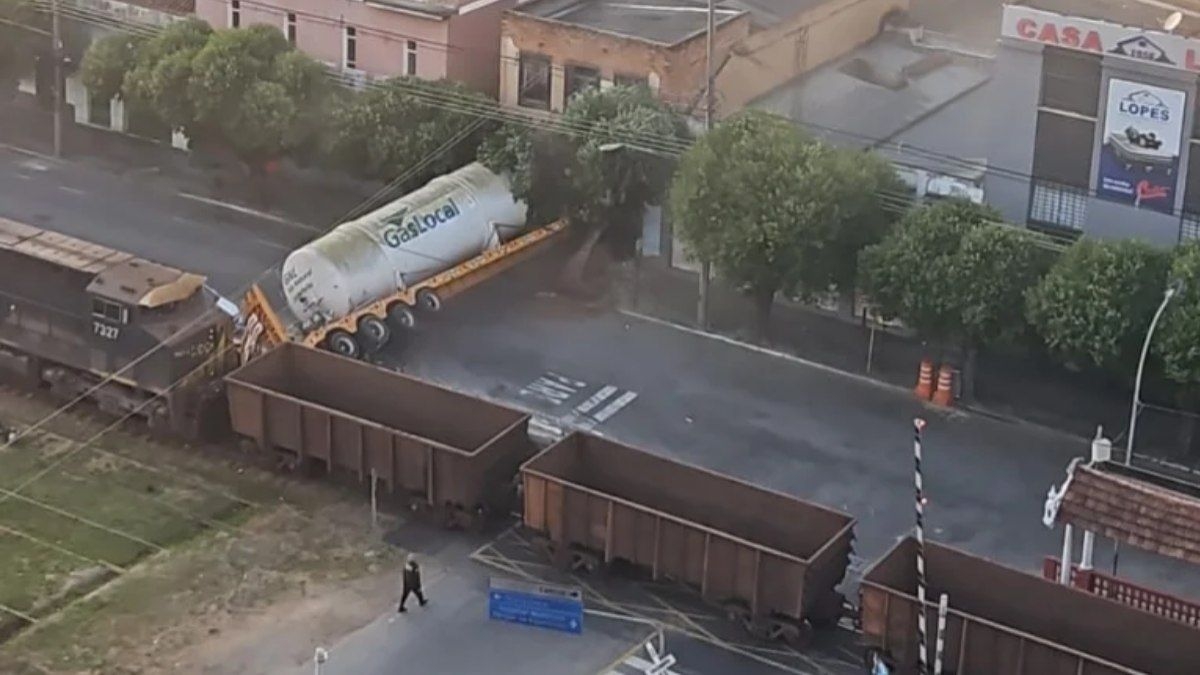 Trem colide com caminhão de gás no RJ e gera risco