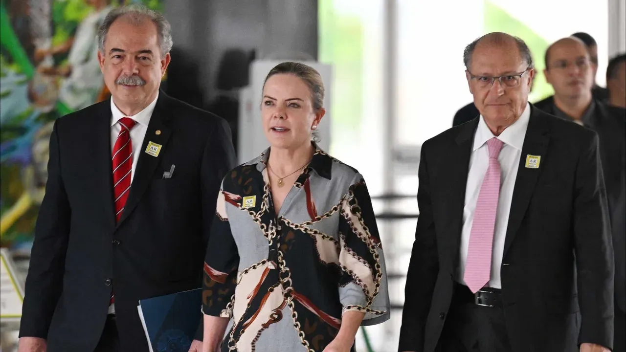 Lula confirma Gleisi como nova ministra da Secretaria-Geral