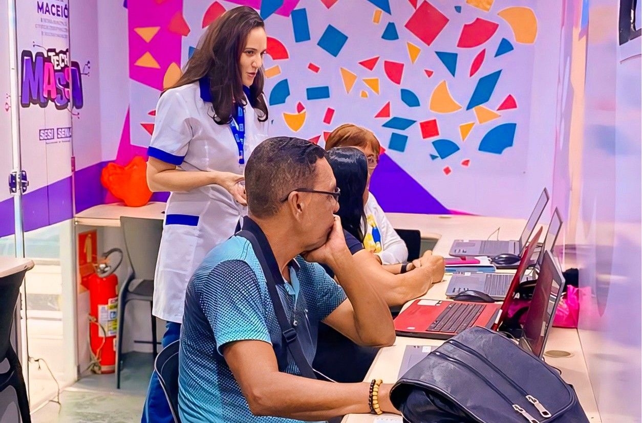 Caminhões-escola oferecem cursos gratuitos em Maceió