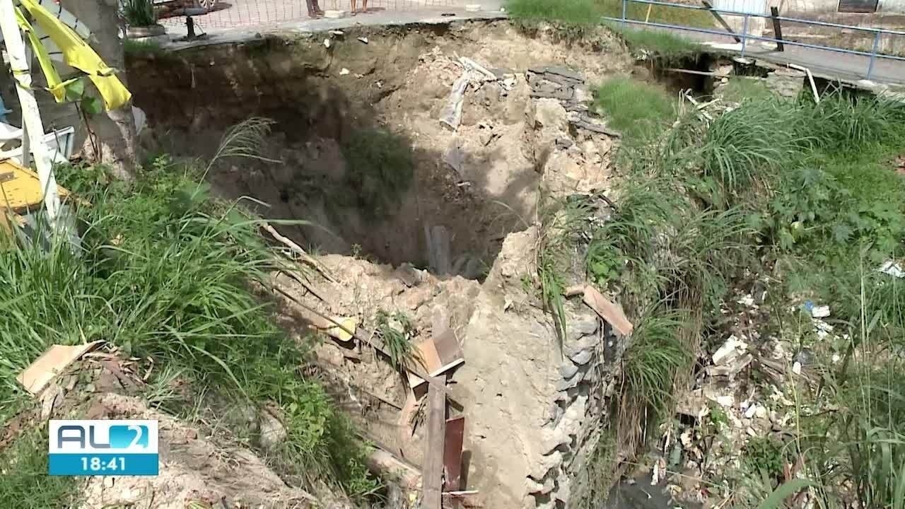 Cratera em Maceió assusta moradores da Grota Pau D'Arco