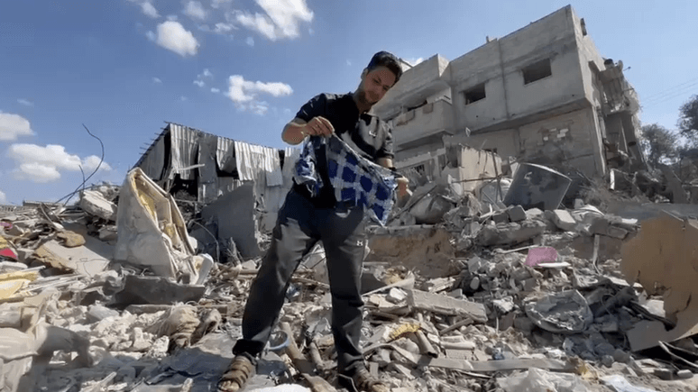 Guerra Israel-Hamas: o pai que perdeu 11 familiares em explosão em Gaza