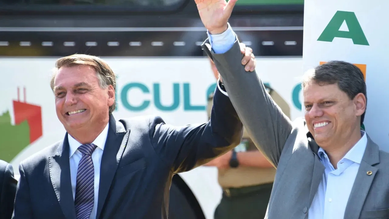 Bolsonaro e Tarcísio defendem anistia em protesto na praia