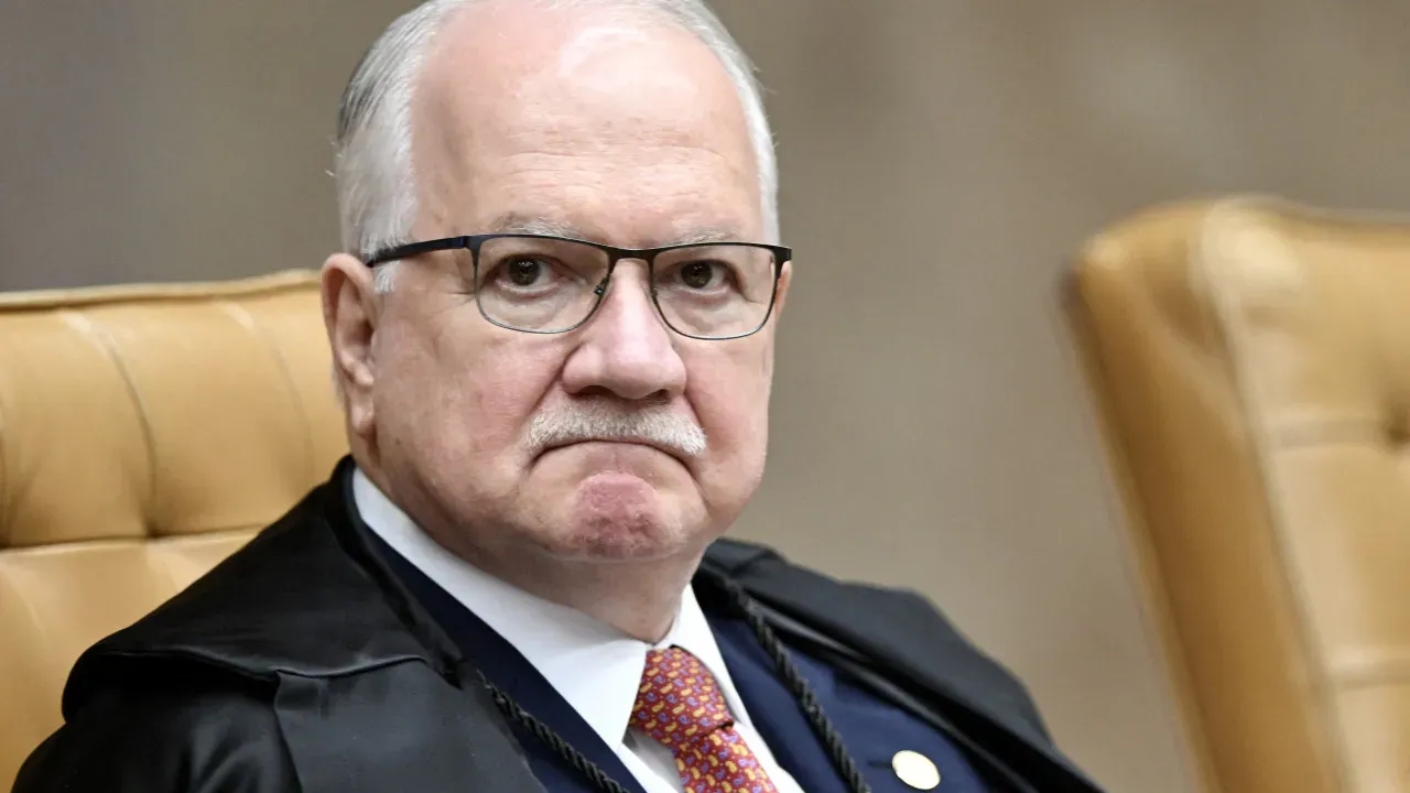 Fachin assume presidência do STF e elogia Moraes