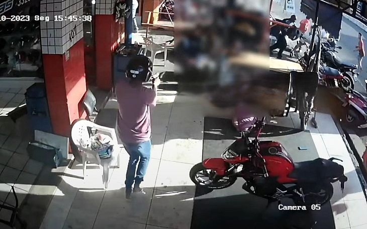 Vídeo: homem é morto com 10 tiros enquanto esperava conserto de moto na Praça do Pirulito