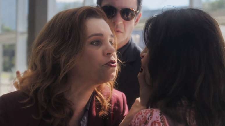 Helena joga baixo e acaba com Isis em 'Elas por Elas'