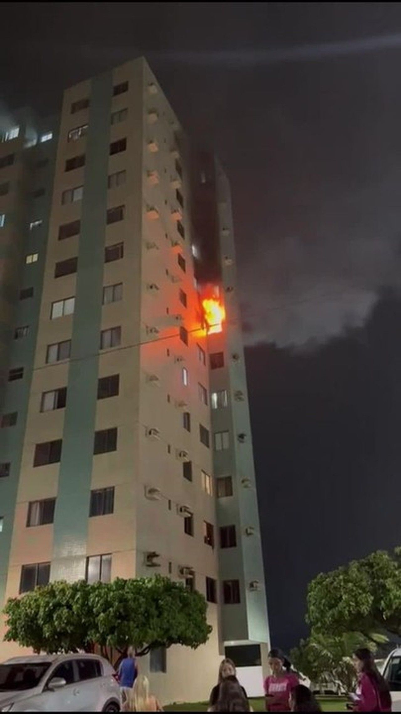 Incêndio em apartamento à beira-mar assusta moradores em Maceió