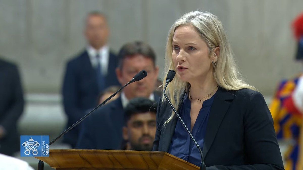 Brasileira lê Oração Universal na abertura do conclave