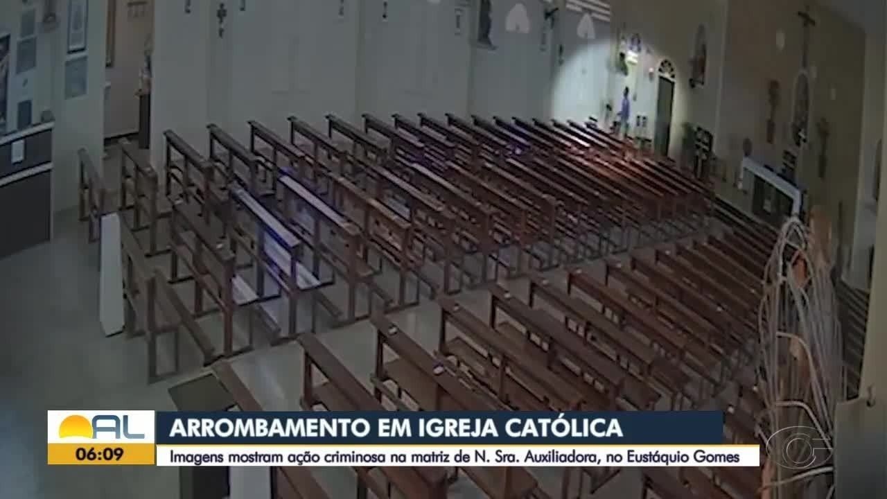 Homem invade igreja em Maceió e muda câmera