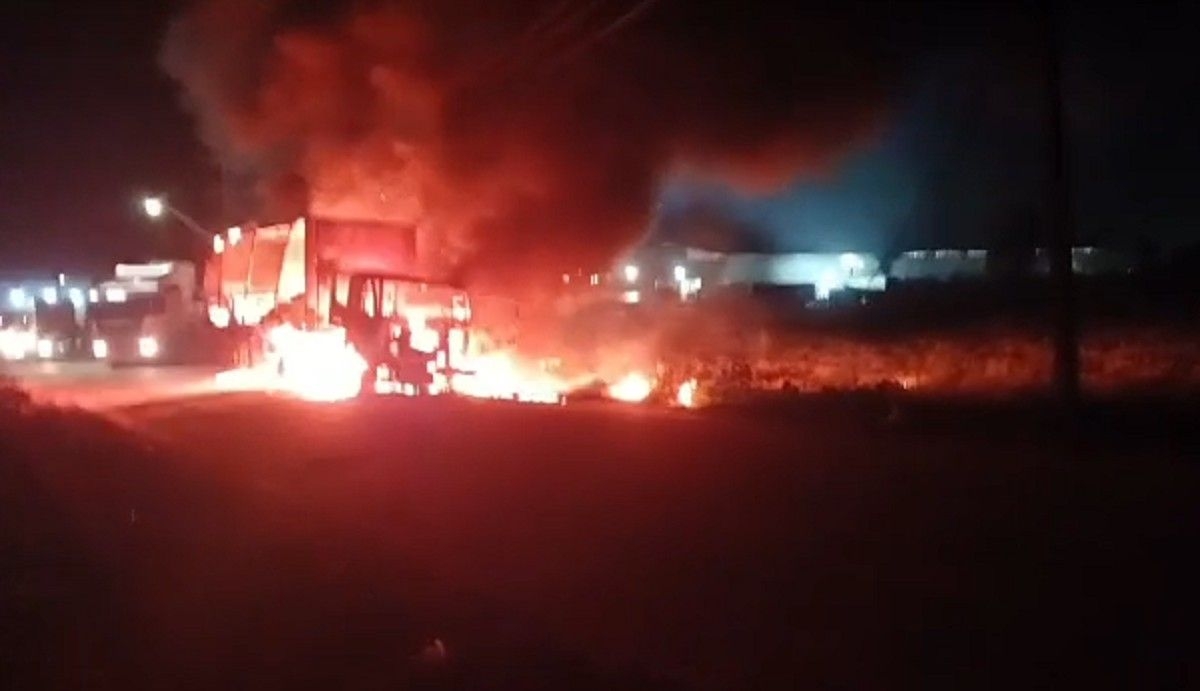 Incêndio em carreta de cerâmicas na zona rural