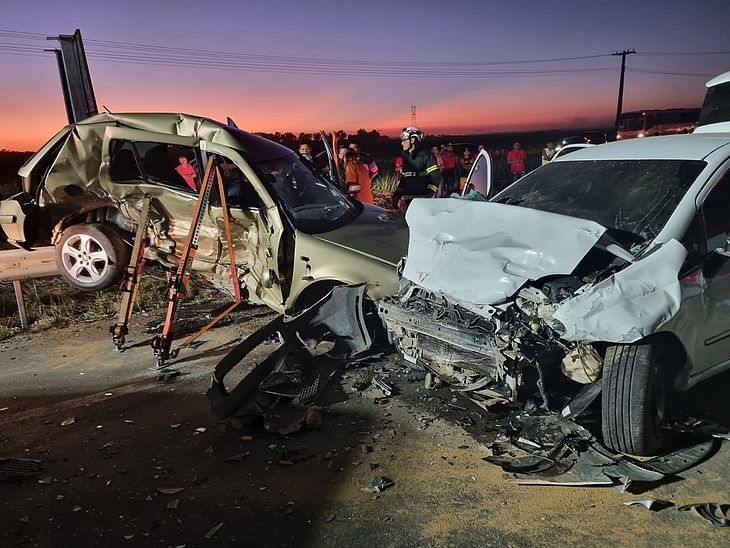 Acidente deixa duas crianças e três adultos feridos na BR-101, em Atalaia