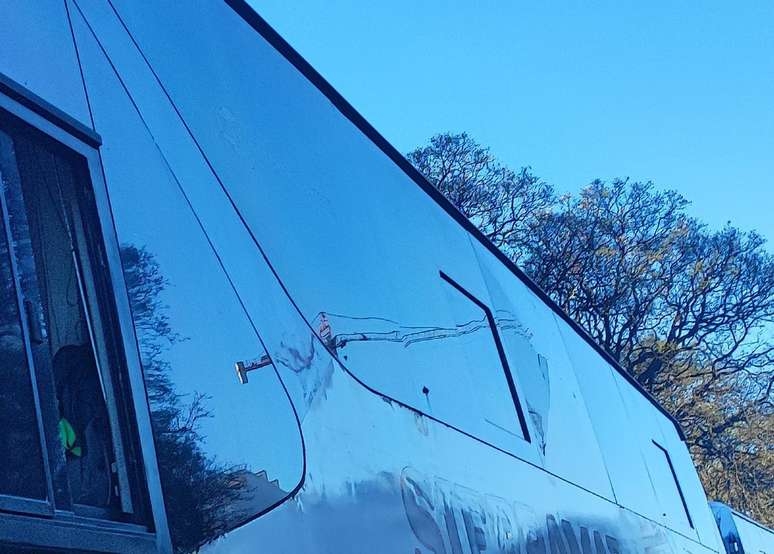 Ônibus de torcedores do Botafogo é apedrejado a caminho do jogo contra o Peñarol pela Libertadores