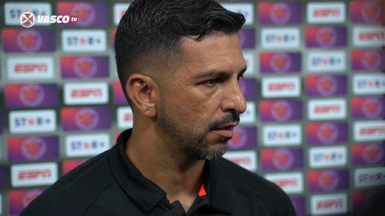 Auxiliar do Vasco elogia Adson, torce por contratação de Cuéllar e indica chegada de mais reforços