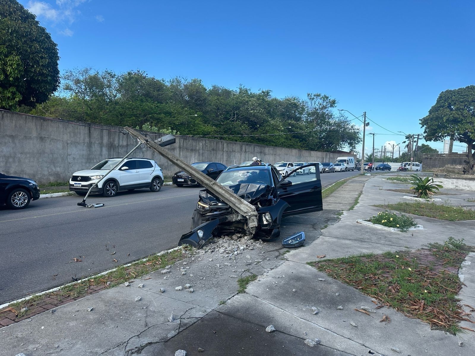 Motorista bate em poste ao tentar desviar de contramão