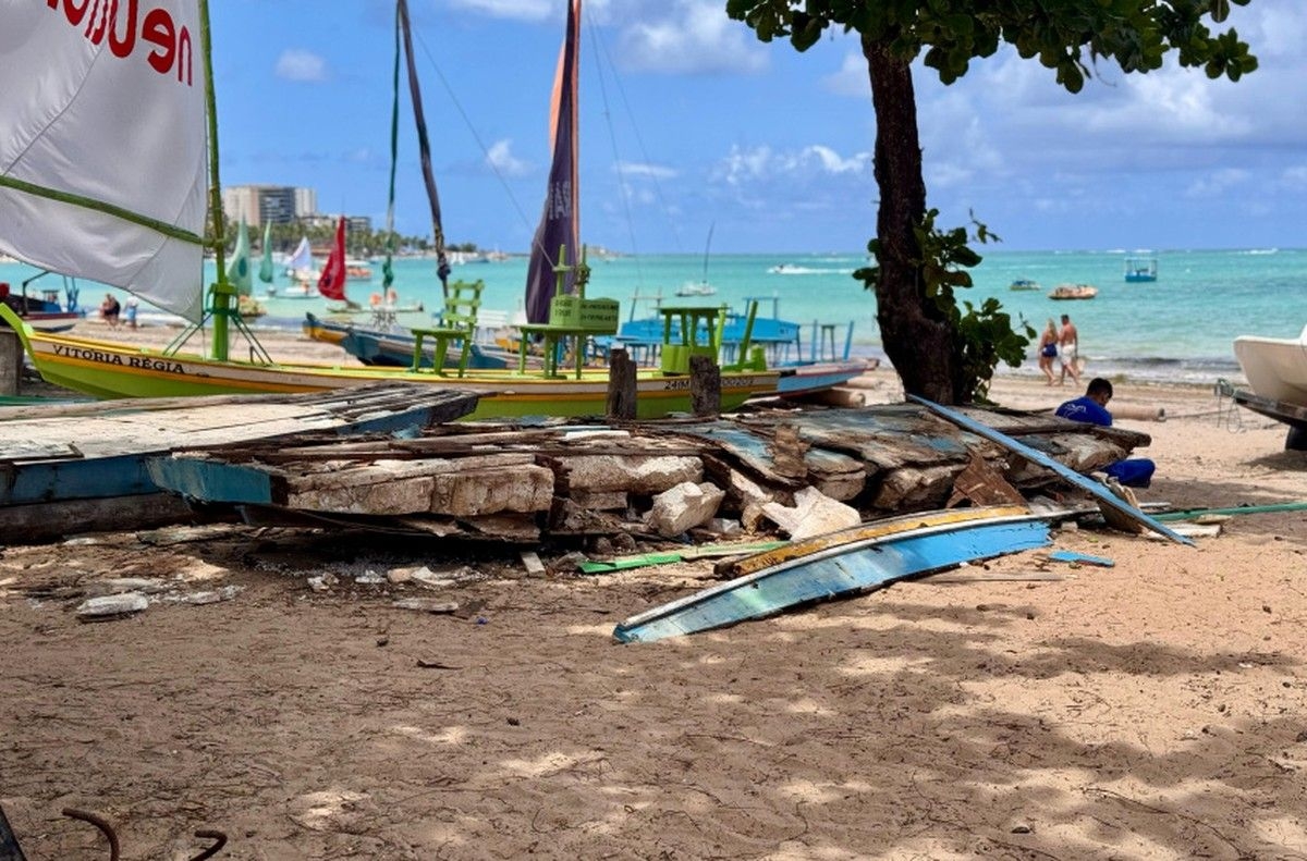 Remoção de jangadas e embarcações na orla de Maceió