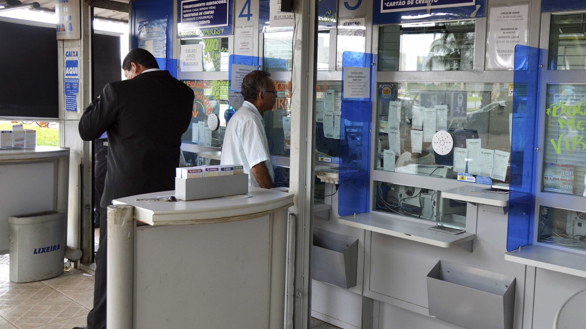 Donos de lotéricas em Goiás fazem bolão de R$ 20 mil e acertam quadra na Mega da Virada