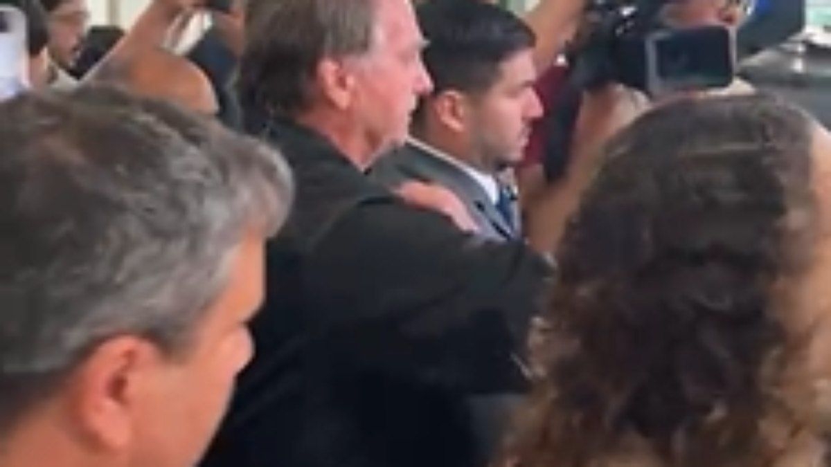 Bolsonaro provoca tumulto ao deixar reunião do PL
