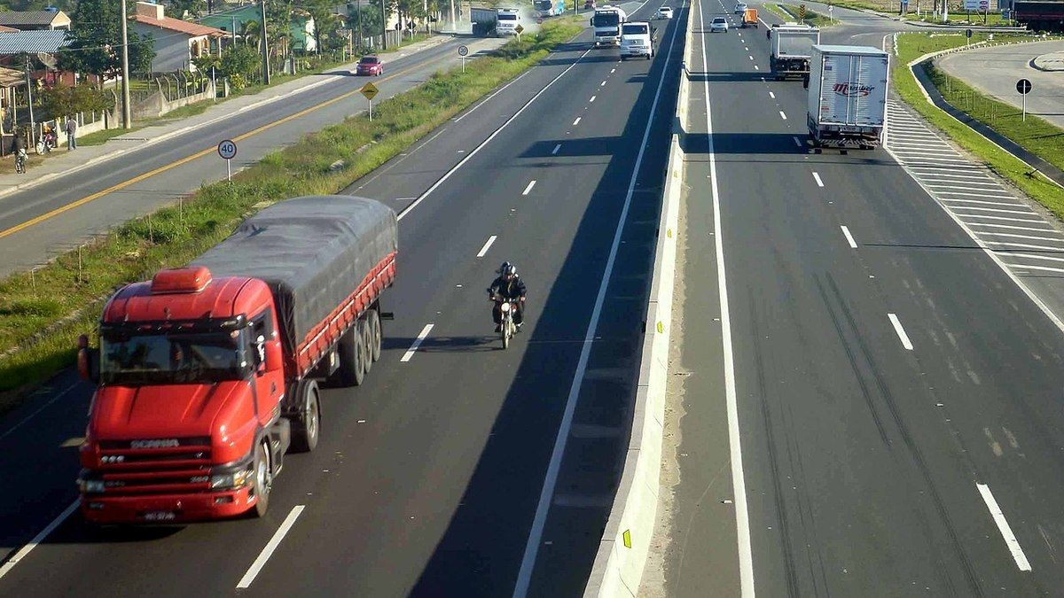 Rodovia fechada após carreta pegar fogo no Sul