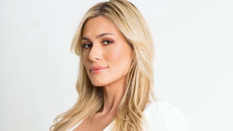 Com vestido transparente, Lívia Andrade chama atenção nos corredores da Globo: 'Nossa'