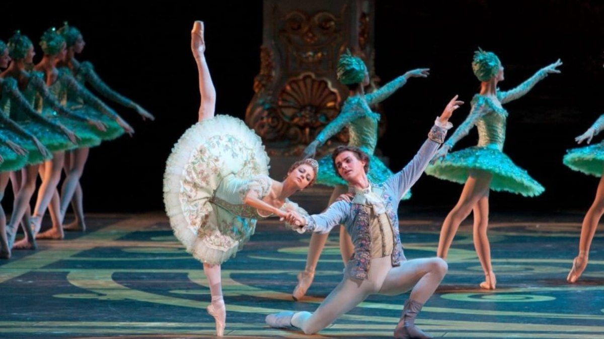Ballet Clássico de St. Petersburg apresenta obras emocionantes
