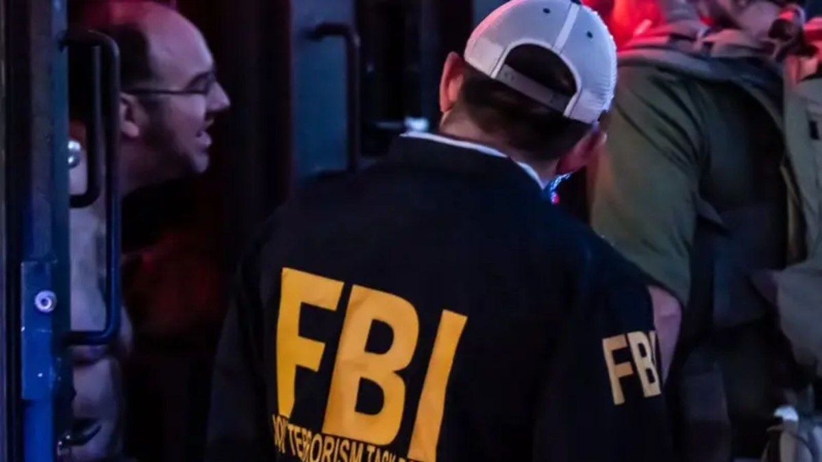 Homem é preso por terrorismo após incendiar loja da Tesla