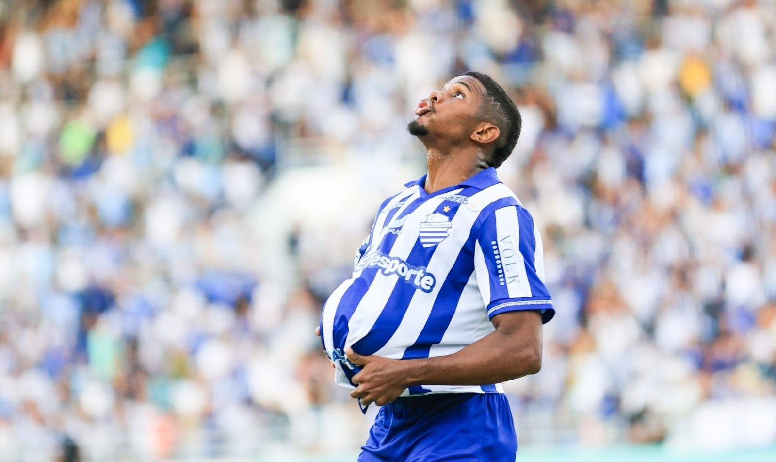 CSA confirma saída do atacante Robinho e mudanças no elenco