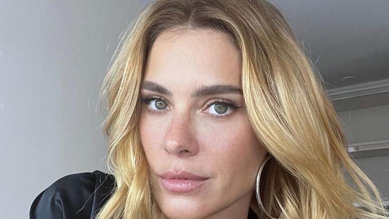 Com olhar penetrante e biquíni chamativo, Carolina Dieckmann chama atenção na web